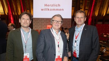 Diplomarbeitsbetreuer Mag. DI Michael Wihsböck, Dir. HR DI Wolfgang Bodei und Abteilungsvorstand DI Wilfried Trollmann bei der Preisverleihung im Kuppelsaal der TU Wien