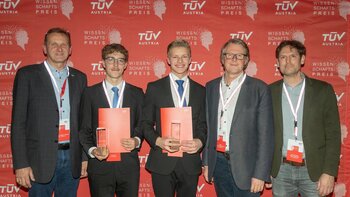 Abteilungsvorstand DI Wilfried Trollmann, Timo Perzi, Timon Germin, Dir. HR DI Wolfgang Bodei, Diplomarbeitsbetreuer Mag. DI Michael Wihsböck